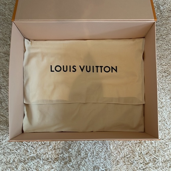 Louis Vuitton Box & Canvas Sack - Picture 5 of 5